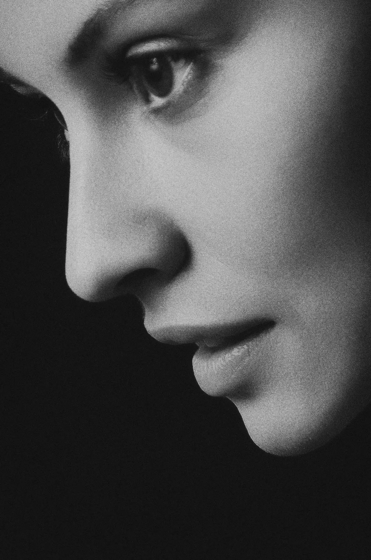 Profil d'un visage de femme mettant en valeur la ligne du nez.
