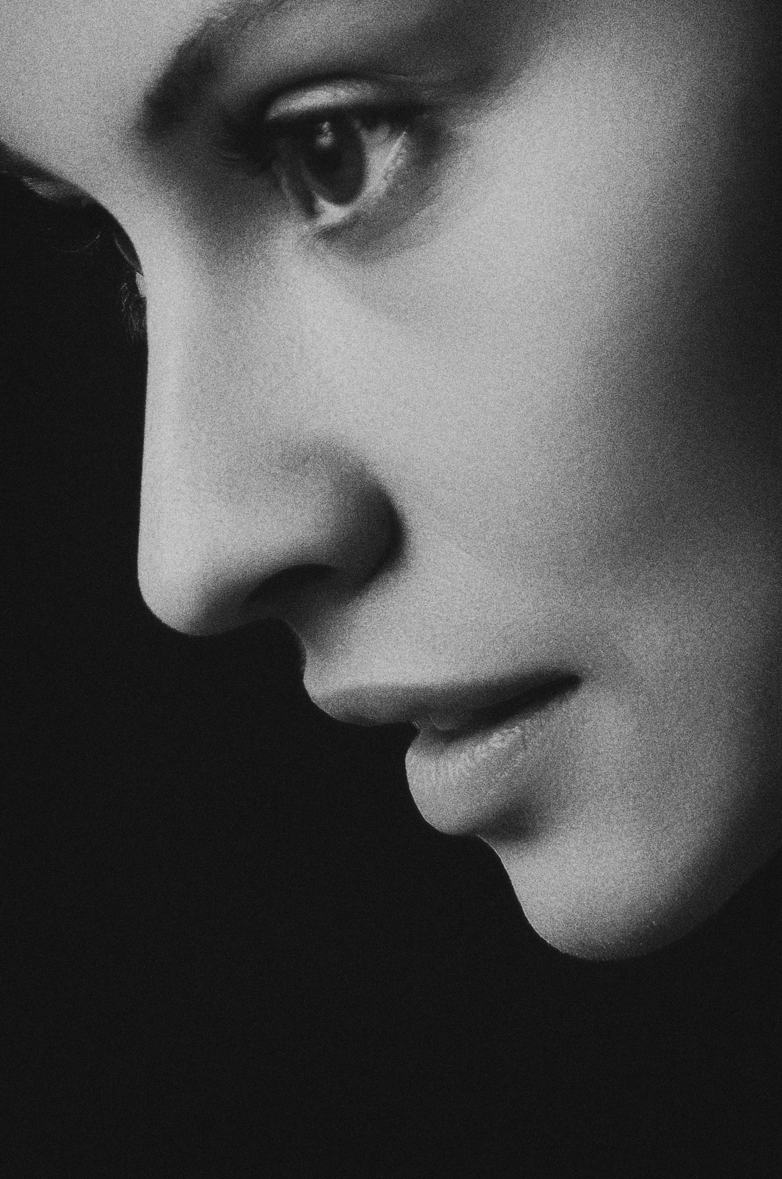 Profil d'un visage de femme mettant en valeur la ligne du nez
